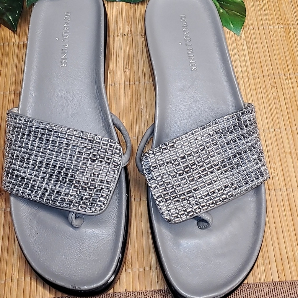 Donald J Pliner Sandles